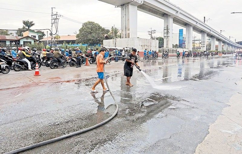 <strong>马尼拉糖浆罐车侧翻致道路黏滑，多名车手受伤</strong>