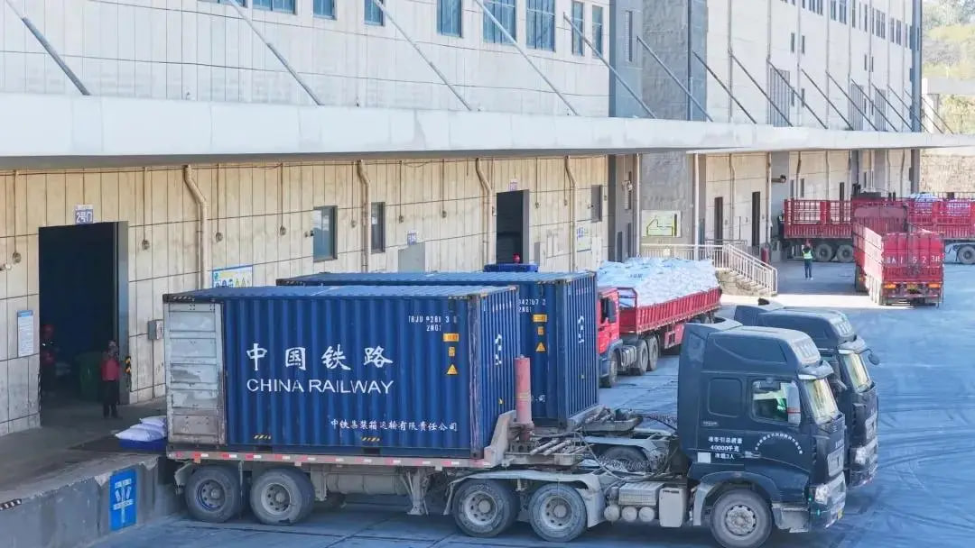 <strong>开足“马”力，腾俊国际陆港马年首列老挝钾肥专列保供春耕农资 </strong>