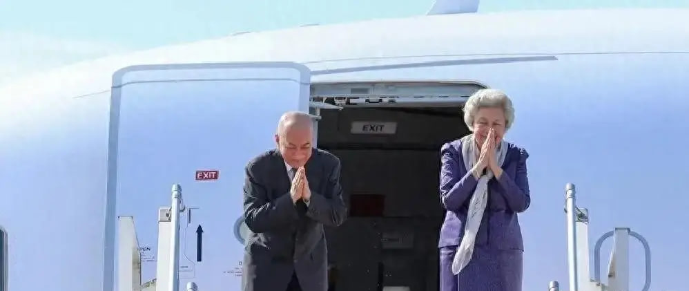 <strong>柬埔寨国王太后突访北京，提前指定洪森父子留守国内 </strong>